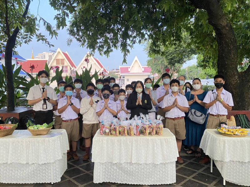 กิจกรรมทำบุญตักบาตรในช่วงเช้า ณ วัดเทพศิรินทราวาส