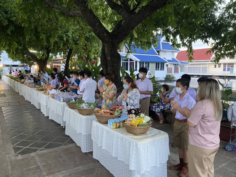 กิจกรรมทำบุญตักบาตรในช่วงเช้า ณ วัดเทพศิรินทราวาส