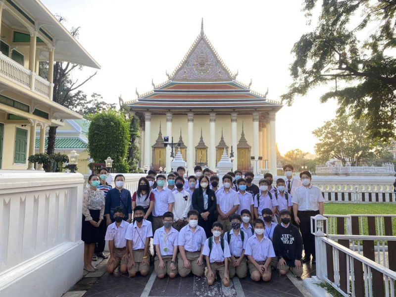 กิจกรรมทำบุญตักบาตรในช่วงเช้า ณ วัดเทพศิรินทราวาส