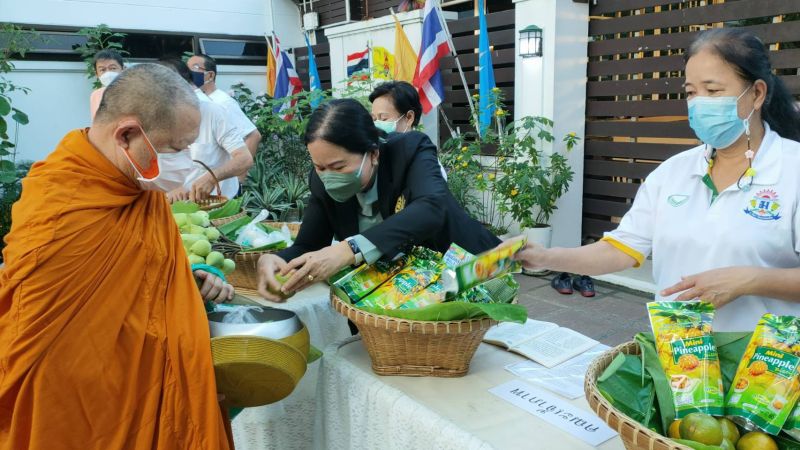 กิจกรรมทำบุญตักบาตรในช่วงเช้า ณ วัดเทพศิรินทราวาส