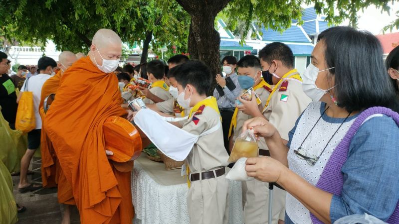กิจกรรมทำบุญตักบาตรในช่วงเช้า ณ วัดเทพศิรินทราวาส