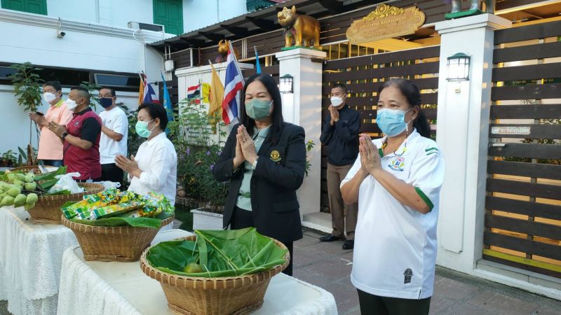 กิจกรรมทำบุญตักบาตรในช่วงเช้า ณ วัดเทพศิรินทราวาส