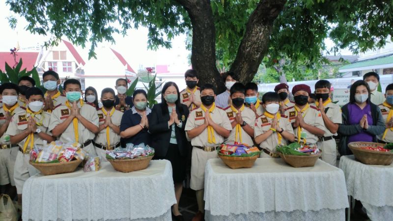 กิจกรรมทำบุญตักบาตรในช่วงเช้า ณ วัดเทพศิรินทราวาส