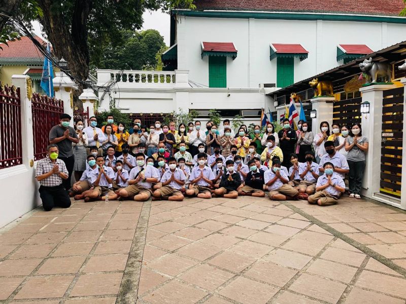 กิจกรรมทำบุญตักบาตรในช่วงเช้า ณ วัดเทพศิรินทราวาส