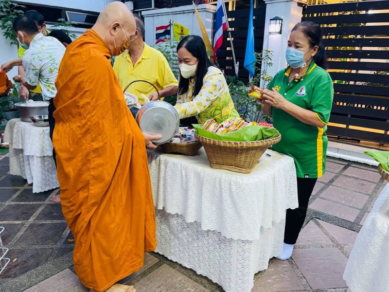 กิจกรรมทำบุญตักบาตรในช่วงเช้า ณ วัดเทพศิรินทราวาส