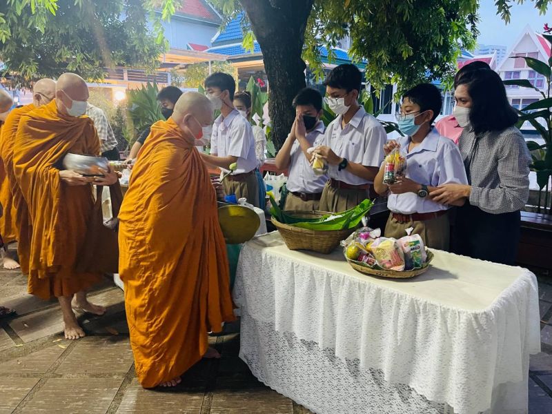 กิจกรรมทำบุญตักบาตรในช่วงเช้า ณ วัดเทพศิรินทราวาส