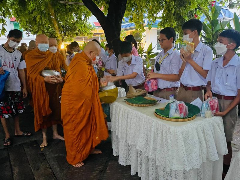 กิจกรรมทำบุญตักบาตรในช่วงเช้า ณ วัดเทพศิรินทราวาส