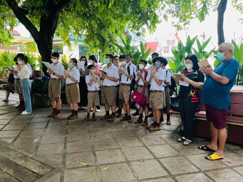 กิจกรรมทำบุญตักบาตรในช่วงเช้า ณ วัดเทพศิรินทราวาส