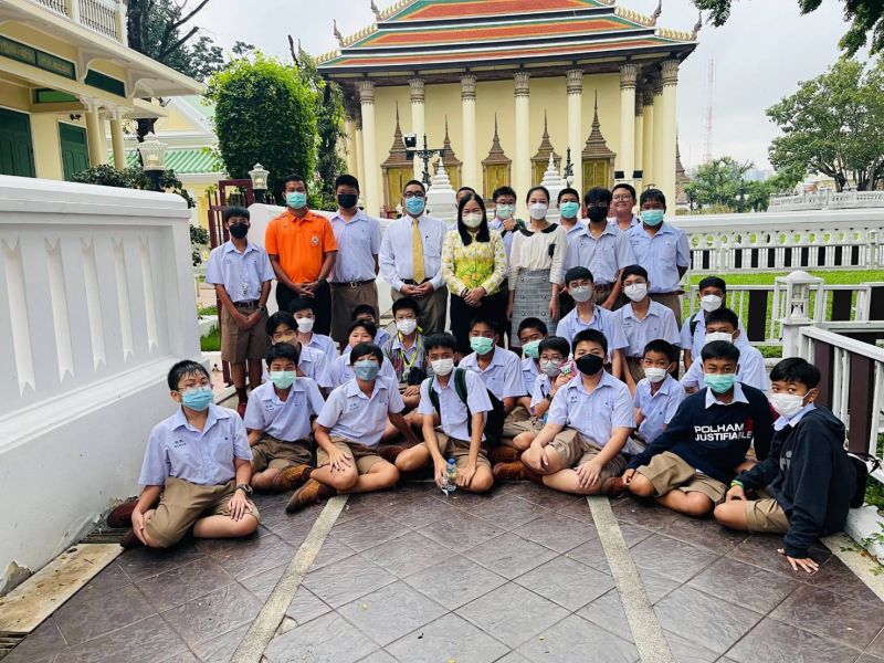 กิจกรรมทำบุญตักบาตรในช่วงเช้า ณ วัดเทพศิรินทราวาส