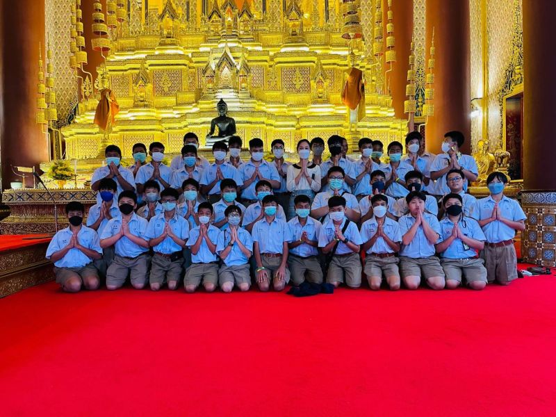 กิจกรรมทำบุญตักบาตรในช่วงเช้า ณ วัดเทพศิรินทราวาส