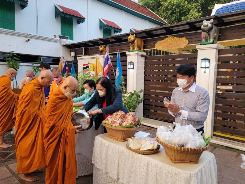 กิจกรรมทำบุญตักบาตรในช่วงเช้า ณ วัดเทพศิรินทราวาส