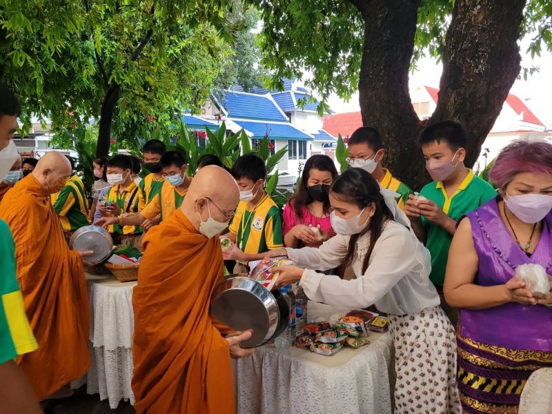 กิจกรรมทำบุญตักบาตรในช่วงเช้า ณ วัดเทพศิรินทราวาส