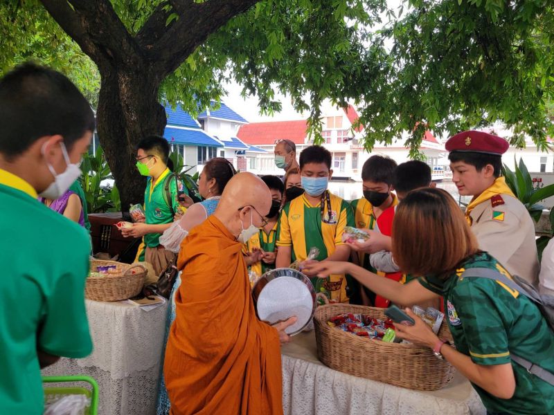 กิจกรรมทำบุญตักบาตรในช่วงเช้า ณ วัดเทพศิรินทราวาส