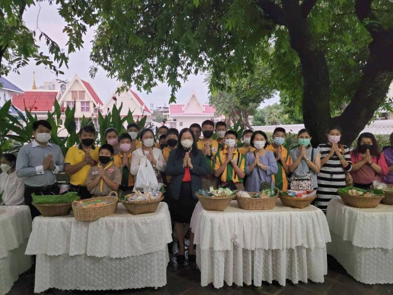 กิจกรรมทำบุญตักบาตรในช่วงเช้า ณ วัดเทพศิรินทราวาส