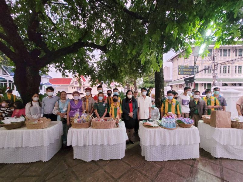 กิจกรรมทำบุญตักบาตรในช่วงเช้า ณ วัดเทพศิรินทราวาส
