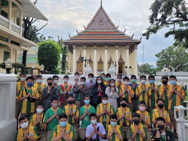 กิจกรรมทำบุญตักบาตรในช่วงเช้า ณ วัดเทพศิรินทราวาส