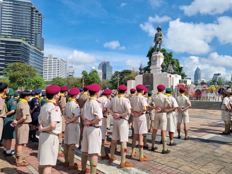 วงดุริยางค์ลูกเสือและลูกเสือกองร้อยพิเศษโรงเรียนเทพศิรินทร์  ได้เข้าร่วมพิธีวางพวงมาลา เนื่องในวันสมเด็จพระมหาธีรราชเจ้า