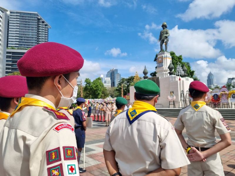 วงดุริยางค์ลูกเสือและลูกเสือกองร้อยพิเศษโรงเรียนเทพศิรินทร์  ได้เข้าร่วมพิธีวางพวงมาลา เนื่องในวันสมเด็จพระมหาธีรราชเจ้า