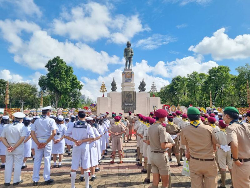 วงดุริยางค์ลูกเสือและลูกเสือกองร้อยพิเศษโรงเรียนเทพศิรินทร์  ได้เข้าร่วมพิธีวางพวงมาลา เนื่องในวันสมเด็จพระมหาธีรราชเจ้า