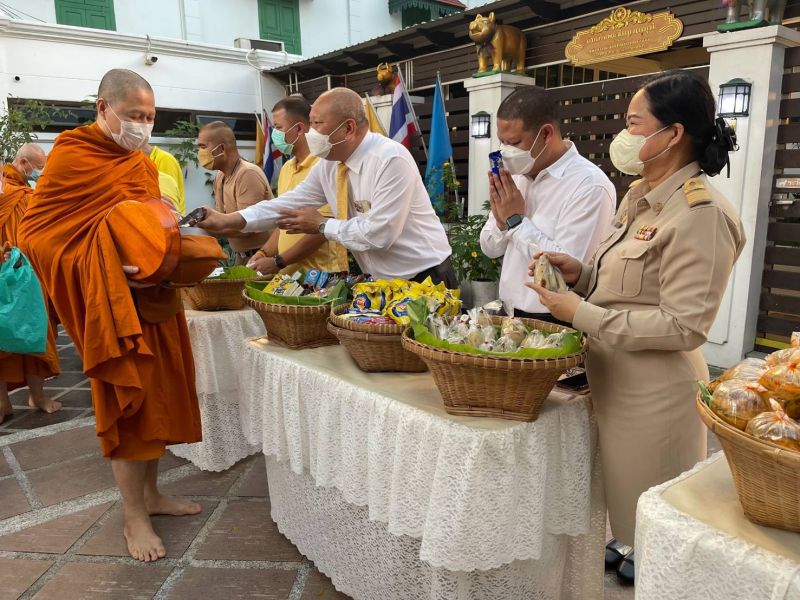 กิจกรรมทำบุญตักบาตรในช่วงเช้า ณ วัดเทพศิรินทราวาส