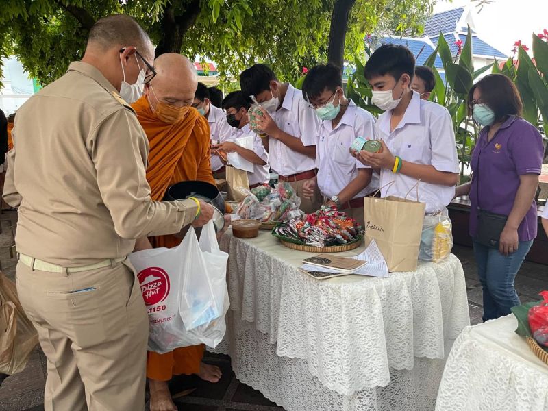 กิจกรรมทำบุญตักบาตรในช่วงเช้า ณ วัดเทพศิรินทราวาส