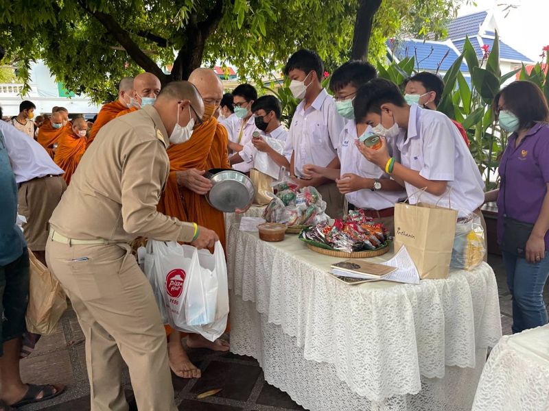 กิจกรรมทำบุญตักบาตรในช่วงเช้า ณ วัดเทพศิรินทราวาส