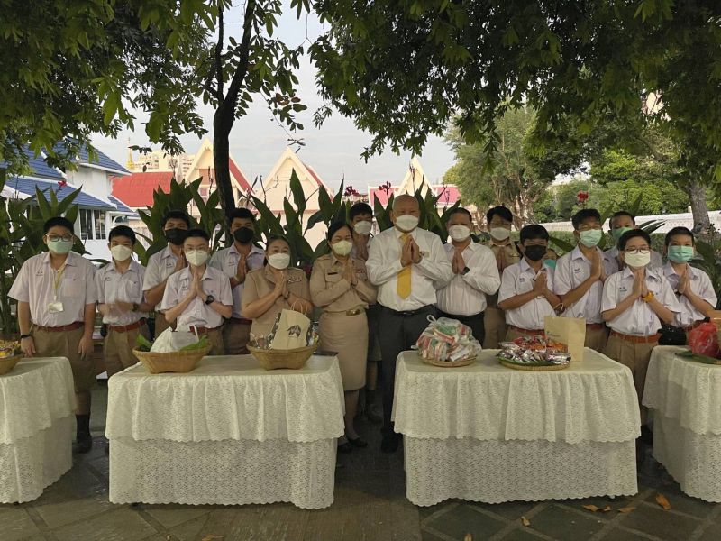 กิจกรรมทำบุญตักบาตรในช่วงเช้า ณ วัดเทพศิรินทราวาส