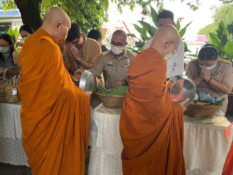 กิจกรรมทำบุญตักบาตรในช่วงเช้า ณ วัดเทพศิรินทราวาส