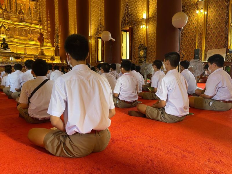 กิจกรรมทำบุญตักบาตรในช่วงเช้า ณ วัดเทพศิรินทราวาส