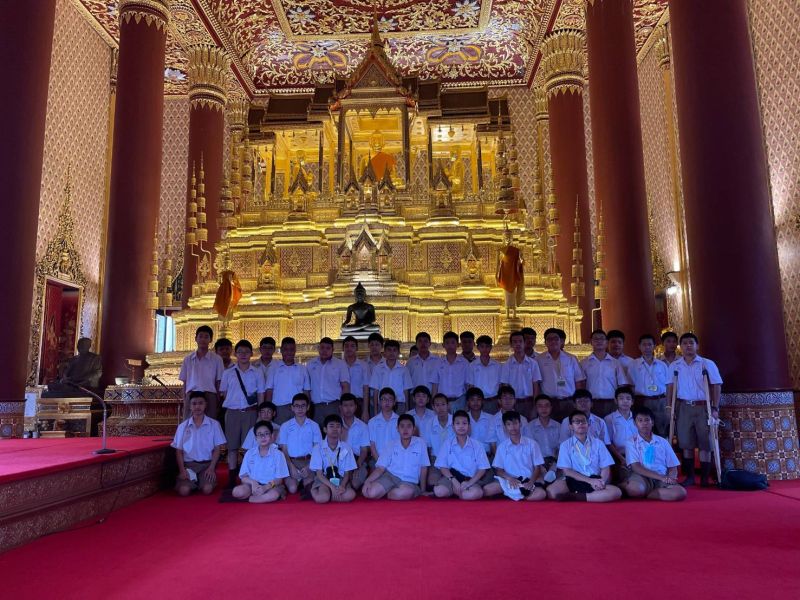 กิจกรรมทำบุญตักบาตรในช่วงเช้า ณ วัดเทพศิรินทราวาส
