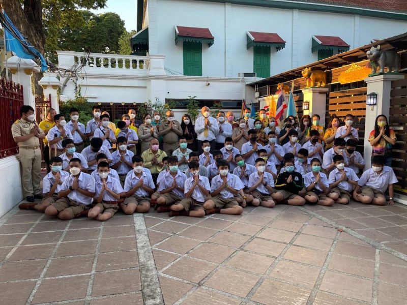 กิจกรรมทำบุญตักบาตรในช่วงเช้า ณ วัดเทพศิรินทราวาส