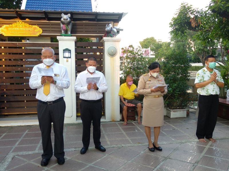 กิจกรรมทำบุญตักบาตรในช่วงเช้า ณ วัดเทพศิรินทราวาส