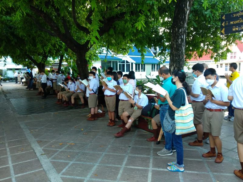 กิจกรรมทำบุญตักบาตรในช่วงเช้า ณ วัดเทพศิรินทราวาส