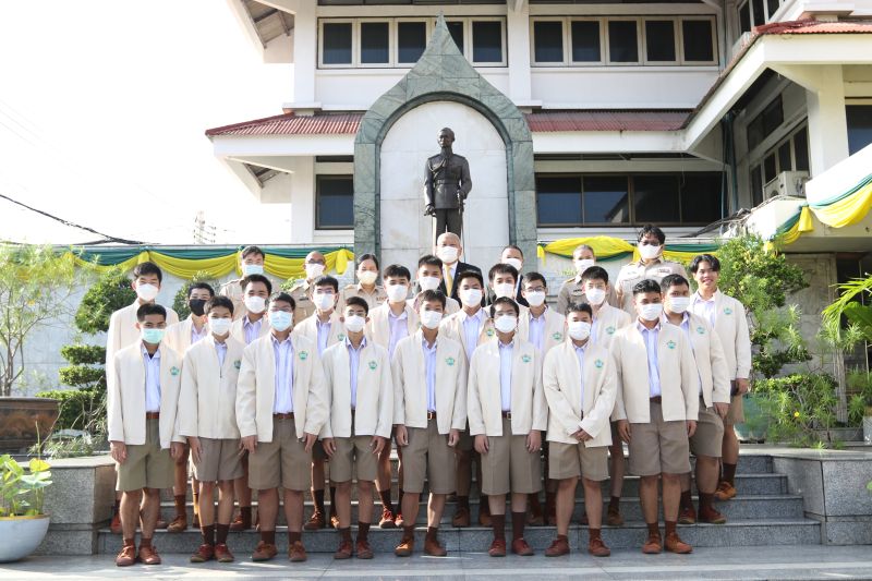 โรงเรียนเทพศิรินทร์และสมาคมผู้ปกครองและครู โรงเรียนเทพศิรินทร์  มอบเสื้อแจ็คเก็ตให้แก่คณะกรรมการบริหารนักเรียน ปีการศึกษา 2565