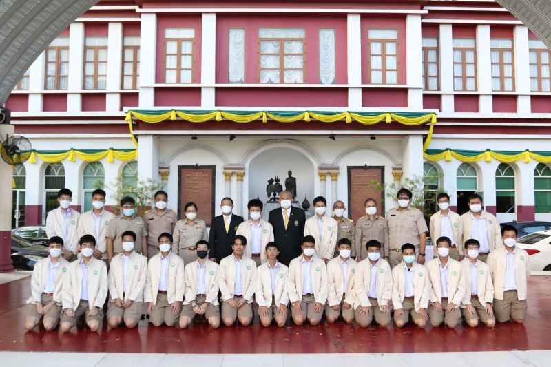 โรงเรียนเทพศิรินทร์และสมาคมผู้ปกครองและครู โรงเรียนเทพศิรินทร์  มอบเสื้อแจ็คเก็ตให้แก่คณะกรรมการบริหารนักเรียน ปีการศึกษา 2565