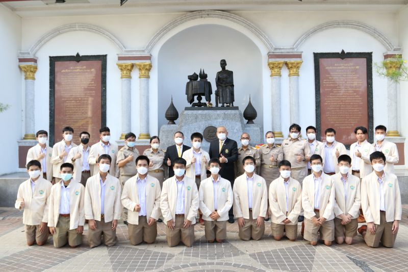 โรงเรียนเทพศิรินทร์และสมาคมผู้ปกครองและครู โรงเรียนเทพศิรินทร์  มอบเสื้อแจ็คเก็ตให้แก่คณะกรรมการบริหารนักเรียน ปีการศึกษา 2565