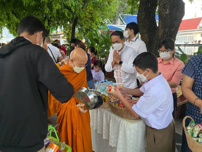 กิจกรรมทำบุญตักบาตรในช่วงเช้า ณ วัดเทพศิรินทราวาส