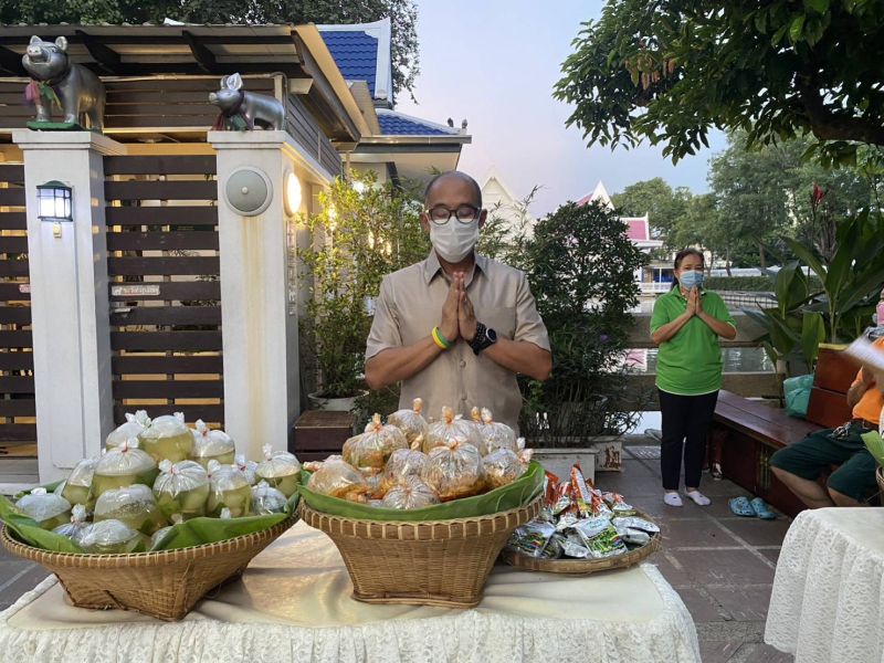 กิจกรรมทำบุญตักบาตรในช่วงเช้า ณ วัดเทพศิรินทราวาส