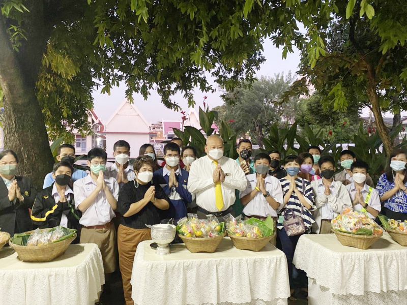 กิจกรรมทำบุญตักบาตรในช่วงเช้า ณ วัดเทพศิรินทราวาส