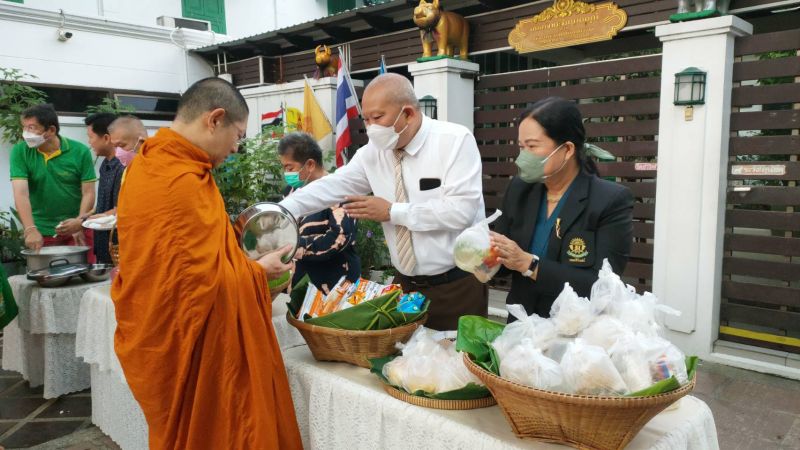 กิจกรรมทำบุญตักบาตรในช่วงเช้า ณ วัดเทพศิรินทราวาส