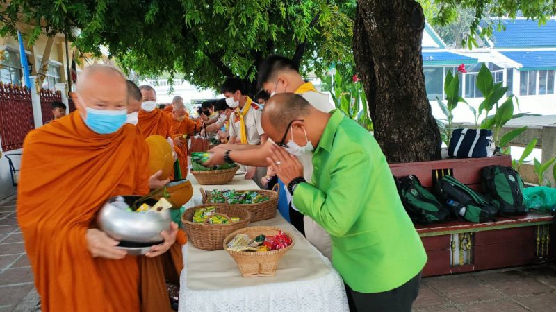 กิจกรรมทำบุญตักบาตรในช่วงเช้า ณ วัดเทพศิรินทราวาส
