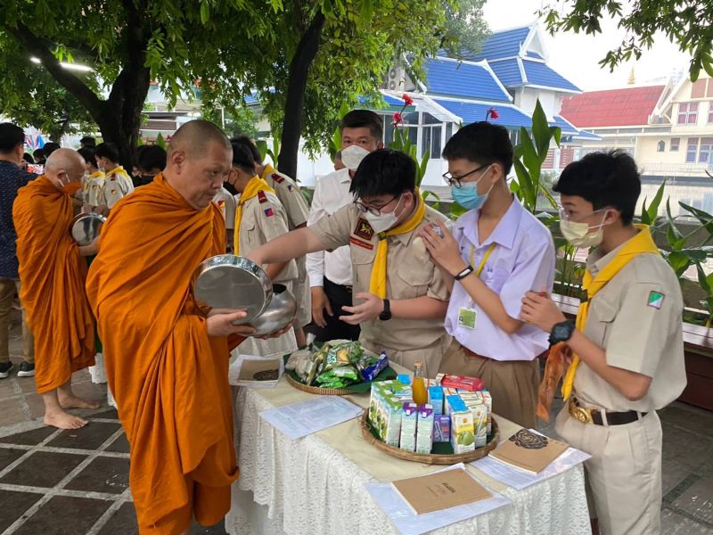 กิจกรรมทำบุญตักบาตรในช่วงเช้า ณ วัดเทพศิรินทราวาส