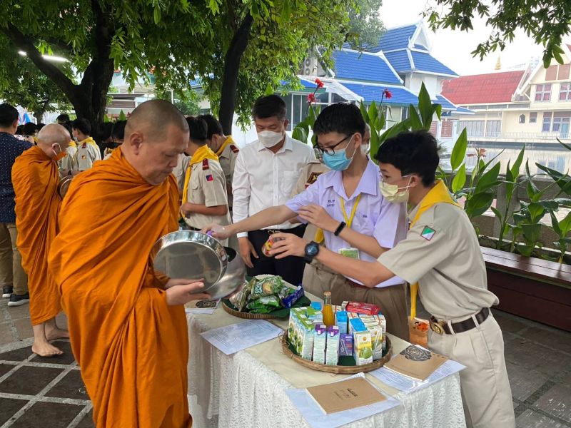 กิจกรรมทำบุญตักบาตรในช่วงเช้า ณ วัดเทพศิรินทราวาส