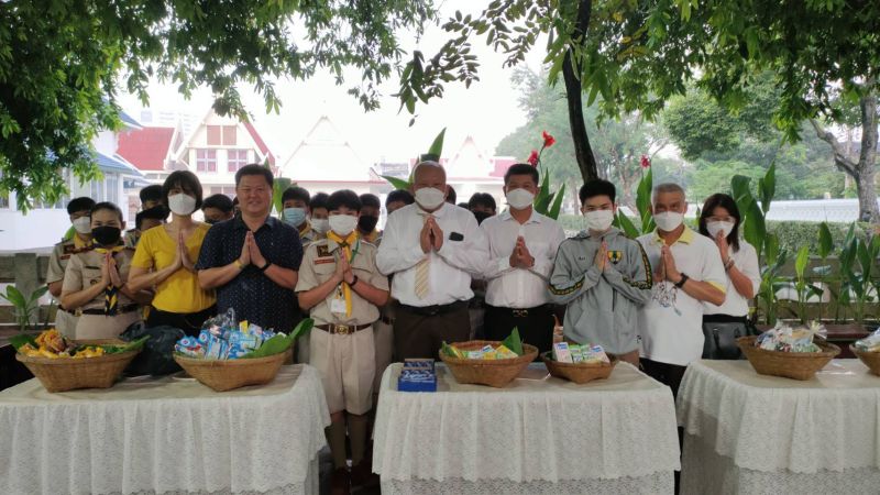 กิจกรรมทำบุญตักบาตรในช่วงเช้า ณ วัดเทพศิรินทราวาส