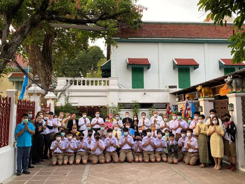 กิจกรรมทำบุญตักบาตรในช่วงเช้า ณ วัดเทพศิรินทราวาส