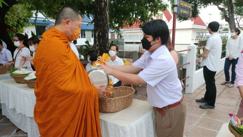 กิจกรรมทำบุญตักบาตรในช่วงเช้า ณ วัดเทพศิรินทราวาส