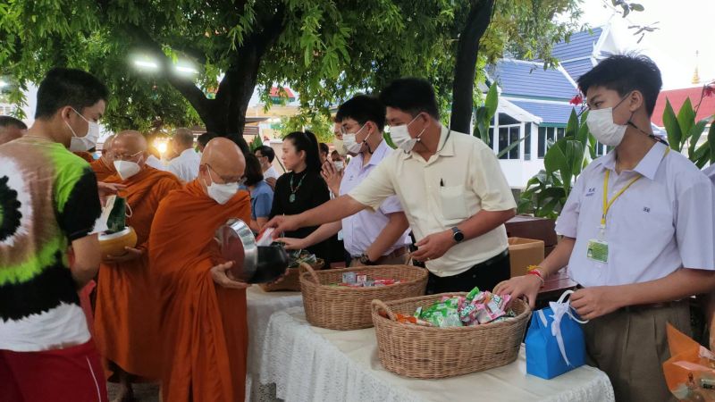 กิจกรรมทำบุญตักบาตรในช่วงเช้า ณ วัดเทพศิรินทราวาส