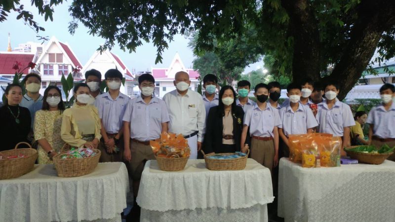 กิจกรรมทำบุญตักบาตรในช่วงเช้า ณ วัดเทพศิรินทราวาส