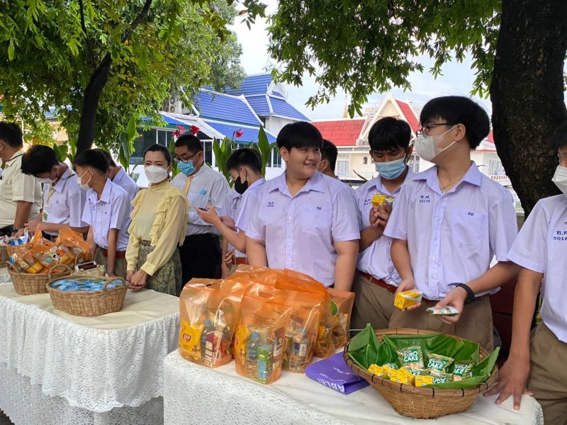 กิจกรรมทำบุญตักบาตรในช่วงเช้า ณ วัดเทพศิรินทราวาส