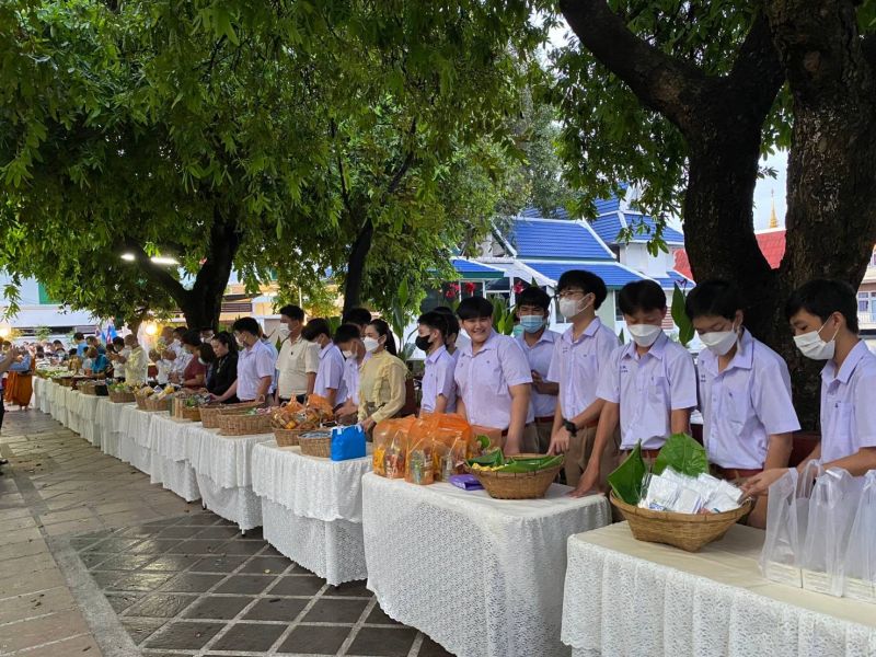 กิจกรรมทำบุญตักบาตรในช่วงเช้า ณ วัดเทพศิรินทราวาส